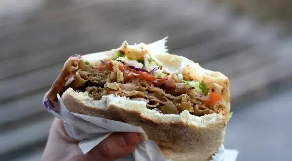 Pyszny kebab z mięsem, warzywami i białą kapustą. Idealna przekąska, która kapusta do kebaba? Ta wygląda świetnie!