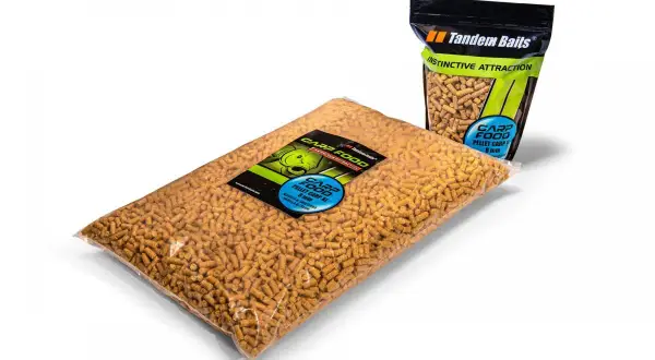 Duże opakowanie pelletu Tandem Baits o smaku wanilii i kremu, idealne na ryby. Obok mniejsza paczka tego samego pelletu orzech tygrysi.