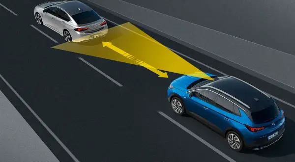 Il cruise control adattivo rileva l'auto che precede, mantenendo la distanza di sicurezza.