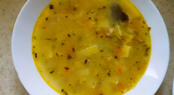 Zupa ogórkowa: Prosty przepis krok po kroku na idealny smak