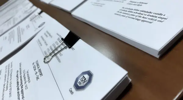 Dokumentacja techniczna z badaniami, potwierdzająca co to homologacja pojazdu.
