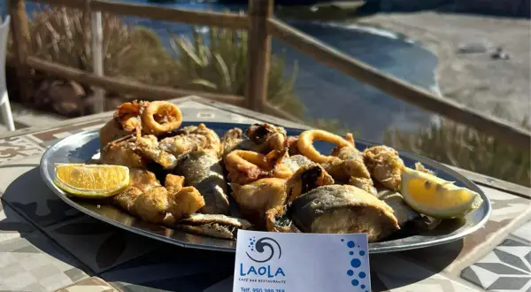 Frito variado de pescado y calamares en el restaurante La Ola Isleta del Moro, con vistas al mar.