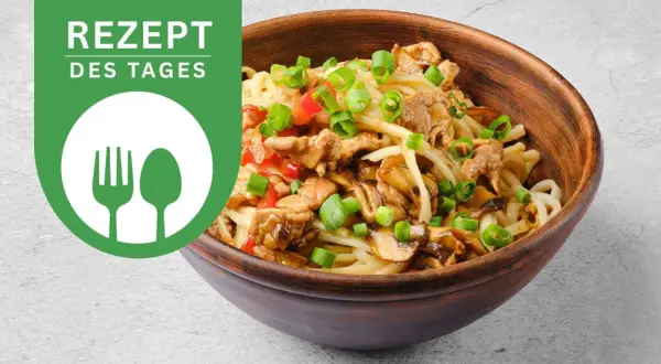 Herzhaftes Gericht mit dicken Udonnudeln, Hühnchen, Pilzen und Frühlingszwiebeln. Ein leckeres Rezept des Tages!