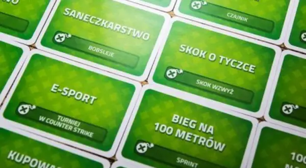 Zielone karty z hasłami: "E-sport", "Saneczkarstwo", "Skok o tyczce", "Bieg na 100 metrów".