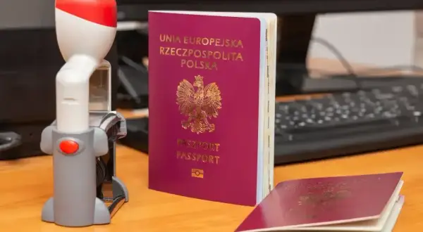 Polski paszport i pieczątka gotowe do podróży. Może to być też paszport do Bośni i Hercegowiny.