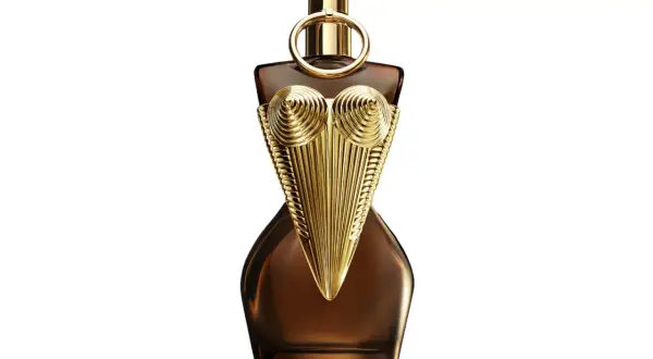 Złoty gorset zdobi butelkę perfum Jean Paul Gaultier Gaultier Divine, symbolizując boską moc i kobiecą siłę.