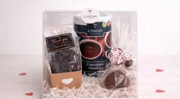 Confezione regalo con cioccolata calda in polvere, cioccolatini e un cuore di cioccolato. Un pensiero goloso, magari con un tocco di cioccolata al sale.