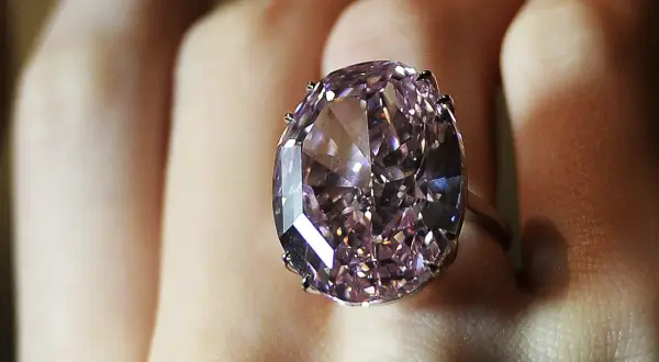 Anillo con un gran diamante ovalado de color rosa pálido. La diferencia entre diamante y brillante es que el brillante es un tipo de talla.
