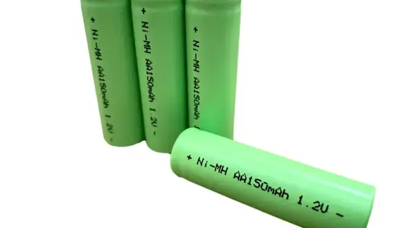 Cztery zielone baterie AA Ni-MH 150mAh 1.2V. Idealne, gdy zastanawiasz się, jakie baterie do lamp solarnych wybrać.