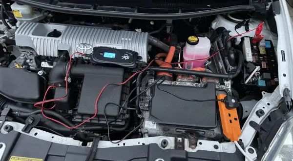 Toyota Auris Hybrid: Gdzie są akumulatory? 12V i trakcyjny.