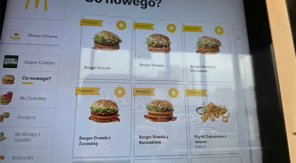 Ekran menu McDonald's z kilkoma burgerami Drwala i frytkami zakręconymi.