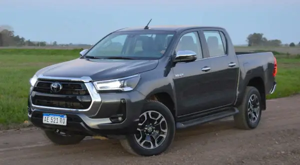 Camioneta Toyota Hilux 2.4 diésel gris oscuro, lista para la aventura. Su diseño robusto y eficiente la hace ideal para cualquier terreno, optimizando el consumo.