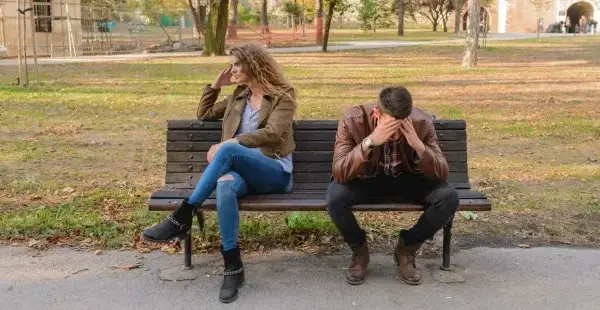 Jak przetrwać ciche dni w związku i odbudować bliskość emocjonalną