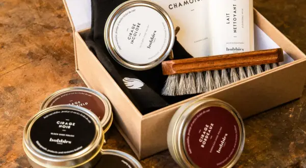 Kit d'entretien pour chaussures : cirages, lait nettoyant, brosse. Idéal pour le temps de séchage imperméabilisant chaussure.