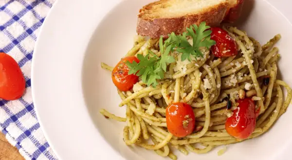 Kaloryczność makaronu z pesto: Od 500 do 750 kcal? Sprawdź!