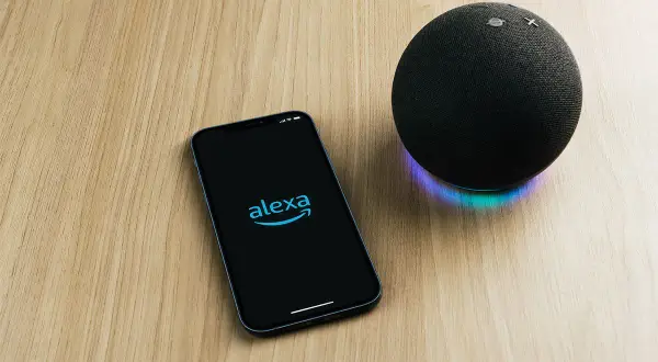 Telefon z logo Alexy i głośnik Echo Dot. Czy Alexa mówi po polsku? Sprawdźmy!