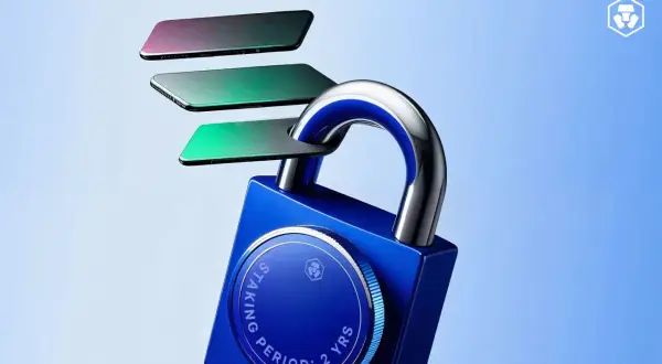 Lucchetto blu con "STAKING PERIOD: 2 YRS" inciso, tre smartphone colorati che passano attraverso l'arco. Sicurezza per il crypto staking.