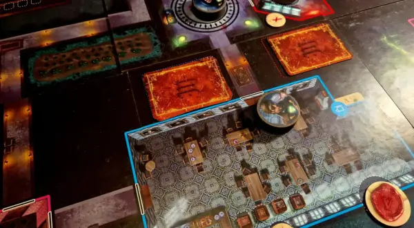 Das **Among Us Brettspiel** zeigt eine detaillierte Spieloberfläche mit verschiedenen Räumen, Spielsteinen und Karten.
