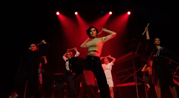 Tancerki z pałeczkami na scenie, w rytm muzyki z musicalu "1989".