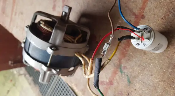 Silnik elektryczny z podłączonym kondensatorem rozruchowym. Pokazano, jak podłączyć kondensator rozruchowy do silnika.