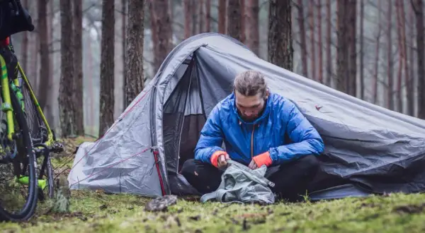 Gdzie można spać pod namiotem? Sprawdź bezpieczne miejsca w Polsce