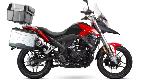 Czerwony Junak RX One 125 z kuframi, gotowy na zwiększenie mocy i dalekie podróże.