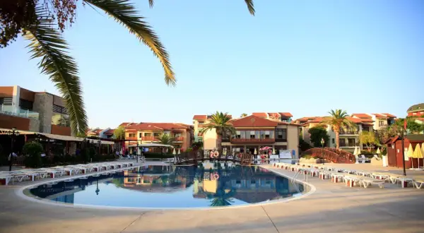 Basen i leżaki w Gypsophila Holiday Village. Wiele pozytywnych opinii o tym miejscu.