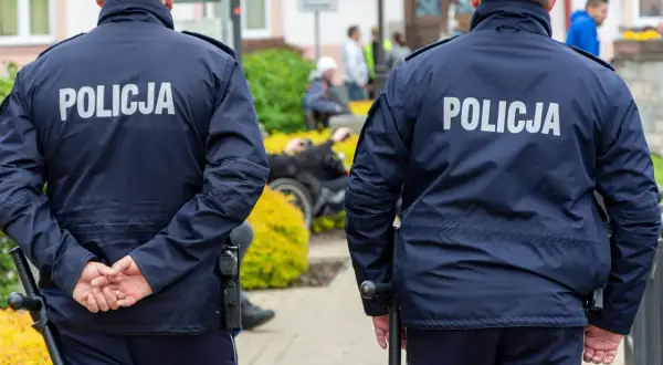 Policja interweniowała w domu znanej pary celebrytów w nocy. W tle widać osobę na wózku inwalidzkim.