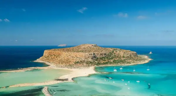 Balos na Krecie w październiku. Turkusowa laguna, piaszczysta plaża i skalista wyspa Gramvousa.