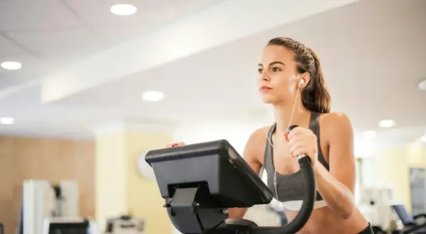 Cardio na bieżni: 70% HRmax i spalaj tłuszcz jak pro!