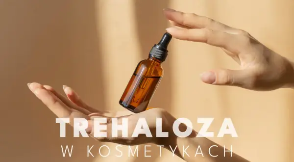 Dwie dłonie trzymają buteleczkę z serum. Napis "TREHALOZA W KOSMETYKACH" sugeruje, że to składnik nawilżający.
