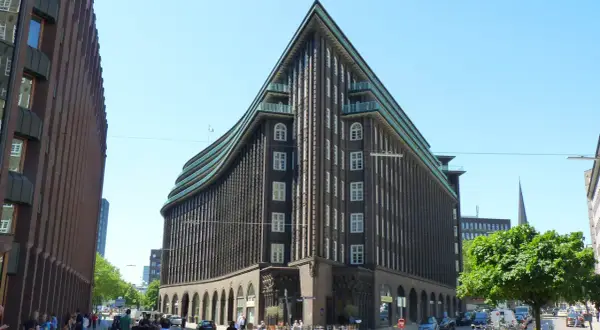 Chilehaus Hamburg: expressionistische Backsteinarchitektur mit markanter Spitze und geschwungenem Dach.