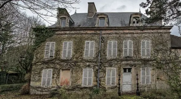Maison abandonnée envahie par la végétation, un classique de l'urbex 71. Les volets clos et les lierres grimpants racontent une histoire oubliée.