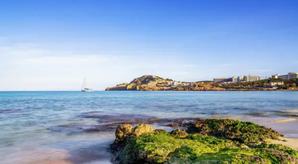Traumhafte Bucht mit Segelboot und felsiger Küste. Tolle Mallorca Tipps für Ihren Urlaub.