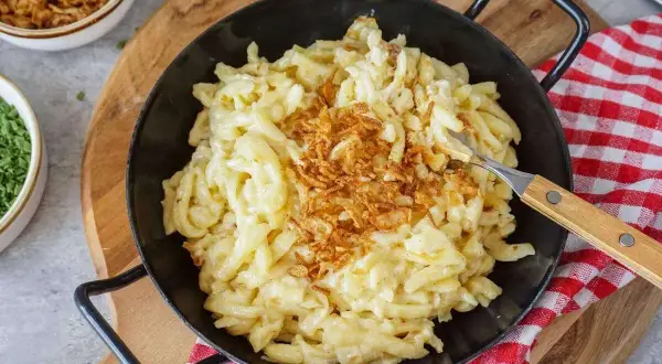 Herzhafte Käsespätzle mit knusprigen Röstzwiebeln – eine tolle Idee für ein schnelles Mittagessen.