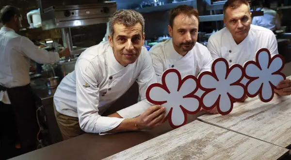 Chefs celebran con tres flores Michelin, símbolo de restaurantes con mas estrellas michelin.