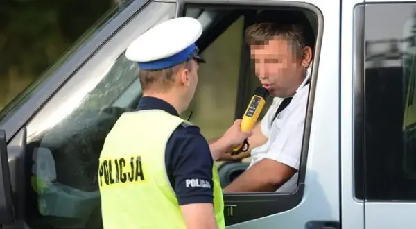 Czy policja może badać alkomatem w domu? Sprawdź, kiedy to możliwe