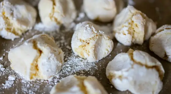 Zarte, mit Puderzucker bestäubte Kekse, die nach einem einfachen biscotti rezept aussehen.