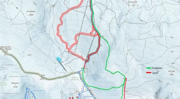 Mapa turystyczna z zaznaczonymi trasami podejścia (zielona) i zjazdu (czerwona) na Łabski Szczyt.