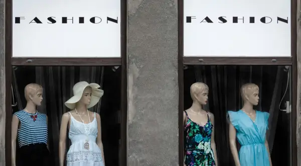 Maniquíes exhiben ropa de verano, un escaparate que celebra el derecho de la moda.