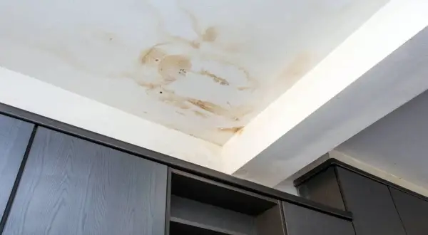 Manchas de humedad en el techo, ¿tengo goteras en el techo que hago? Urge reparar.