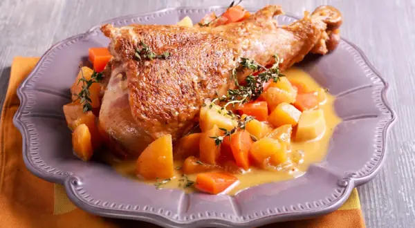 Saftige Putenkeule im Backofen mit Kartoffeln und Karotten, serviert in einer cremigen Sauce. Ein köstliches Gericht, das ohne Anbraten zubereitet wurde.