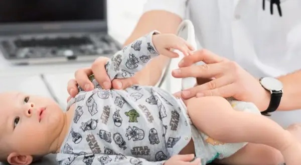 Kiedy do fizjoterapeuty z niemowlakiem? Zobacz, co powinno zaniepokoić