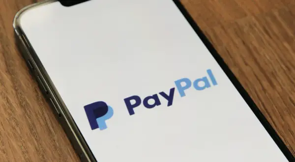 Na ekranie telefonu widnieje logo PayPal. Czy PayPal jest bezpieczny? To pytanie zadaje sobie wiele osób przed dokonaniem płatności.