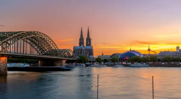 Kölner Dom und Hohenzollernbrücke bei Sonnenuntergang, beliebte Attraktionen NRW.
