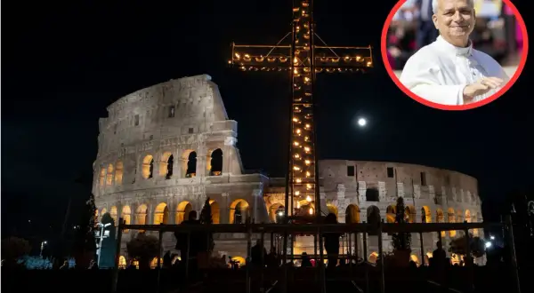Nocna Droga Krzyżowa w Koloseum. Wielki, oświetlony krzyż góruje nad starożytnym amfiteatrem. W rogu wizerunek papieża.