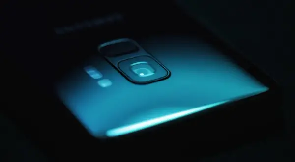 Błyszczący tył telefonu Samsung z aparatem i lampą błyskową, idealny do sprawdzenia roku produkcji telefonu Samsung.