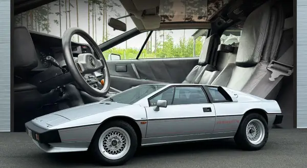 Silver James Bond Lotus Esprit Turbo, ikonisk sportbil med läderklädsel och ratt.