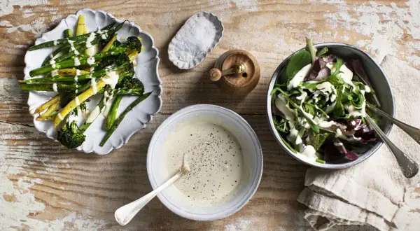 Grönskande grönsaker och sallad med krämig caesarsallad dressing.