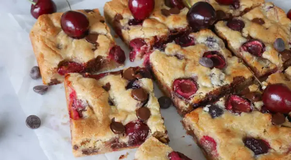 Saftiga körsbärs- och chokladbitar, perfekta att baka något gott och enkelt.